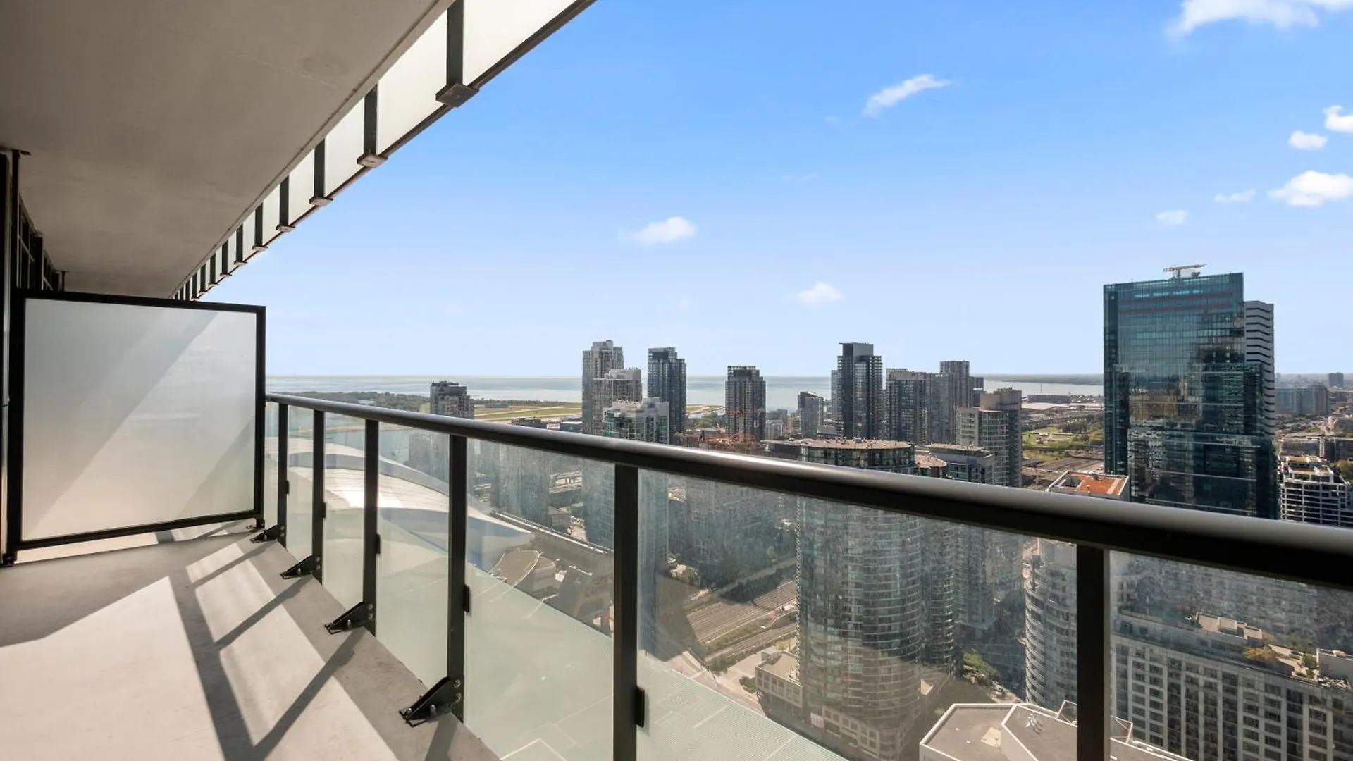Stylish One Bedroom Suite - Entertainment District Toronto Apartman